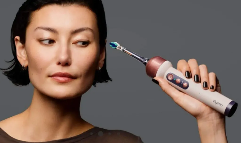 Mujer sostiene el cepillo de dientes Dyson