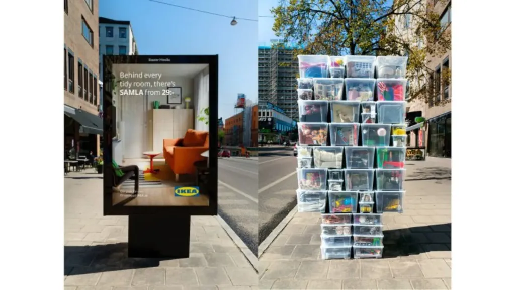 Anuncio IKEA SAMLA por delante y cajas de almacenamiento apiladas por detrás